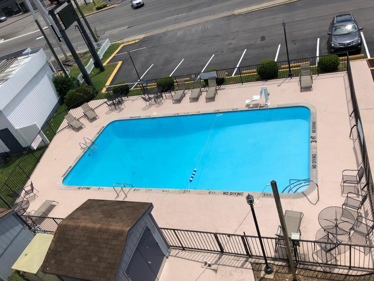 Super 8 By Wyndham Nashville Downtown Eksteriør billede