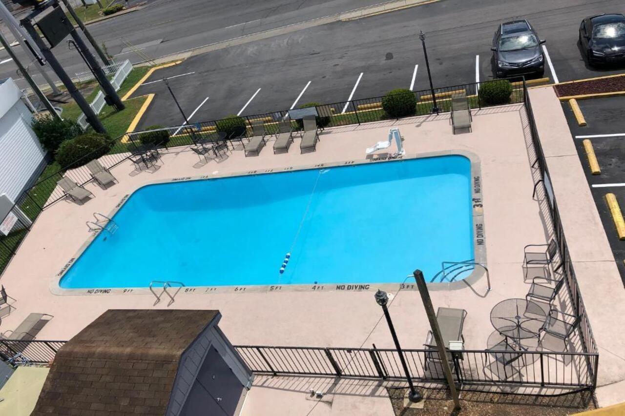 Super 8 By Wyndham Nashville Downtown Eksteriør billede
